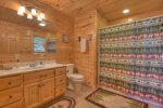 Sunrock Mountain Hideaway - Full bath with shower/tub combo on middle level